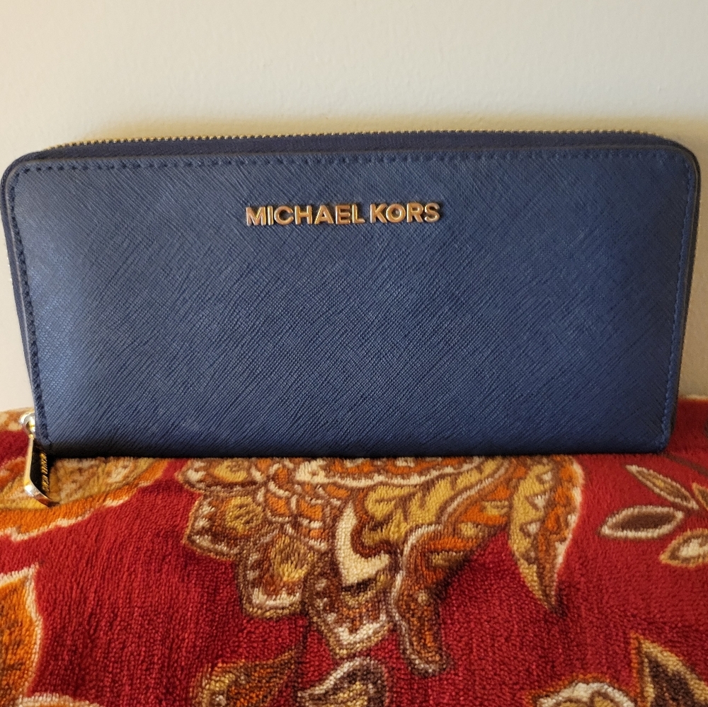 Michael Kors Jet Set Continental Large Saffiano Navy Blue Wallet.